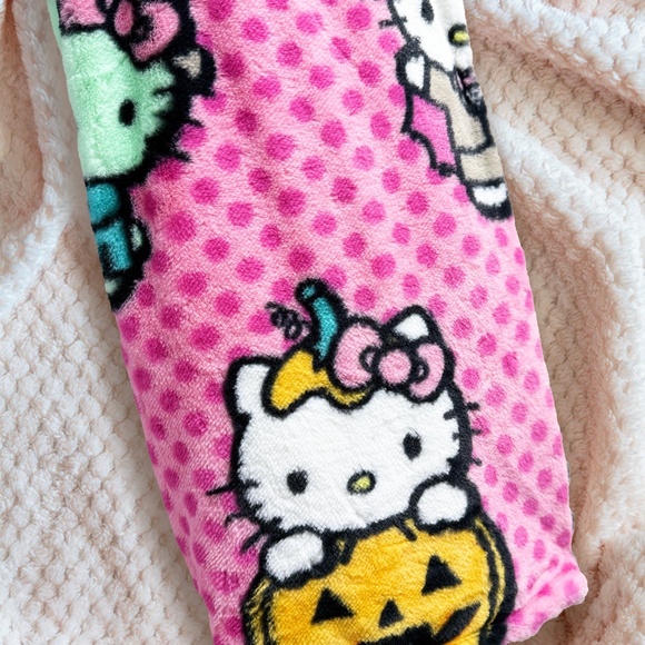 Hello Kitty Dracula Frankie Faux Fur Halloween Blanket - Picture 5 of 5